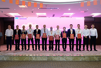 E:2023.44.25党群事情部：用实干诠释继续，，，，，，，，以通俗誊写特殊官网20230425-03-颁奖.jpg