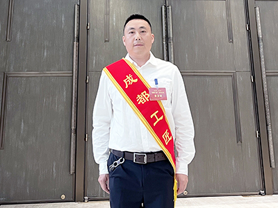 E:2023.66.20【工匠精神】清静通勤路，，，，，，，通俗见特殊——“成都工匠”  黄玉华官网“成都工匠”黄玉华.jpg