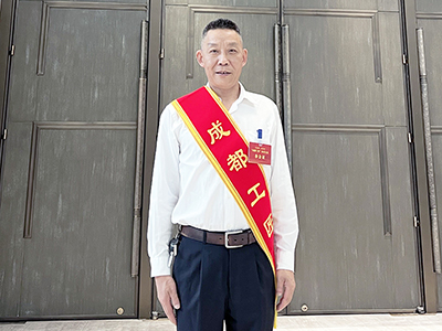 E:2023.66.28【工匠精神】千淘万漉虽辛勤，，，，，，，，吹尽狂沙始到金——“成都工匠”  薛刚官网“成都工匠”薛刚.jpg