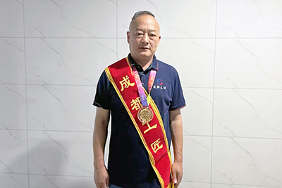 E:2023.77.4【工匠精神】始于热爱，，，，，，，成于坚守，，，，，，，臻于匠心——“成都工匠”  廖勇官网“成都工匠”廖勇.jpg