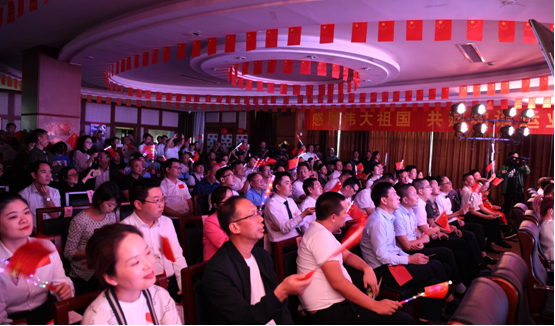 300余腾博汇游戏官方网站运业人同唱红歌  配合庆祝新中国70华诞