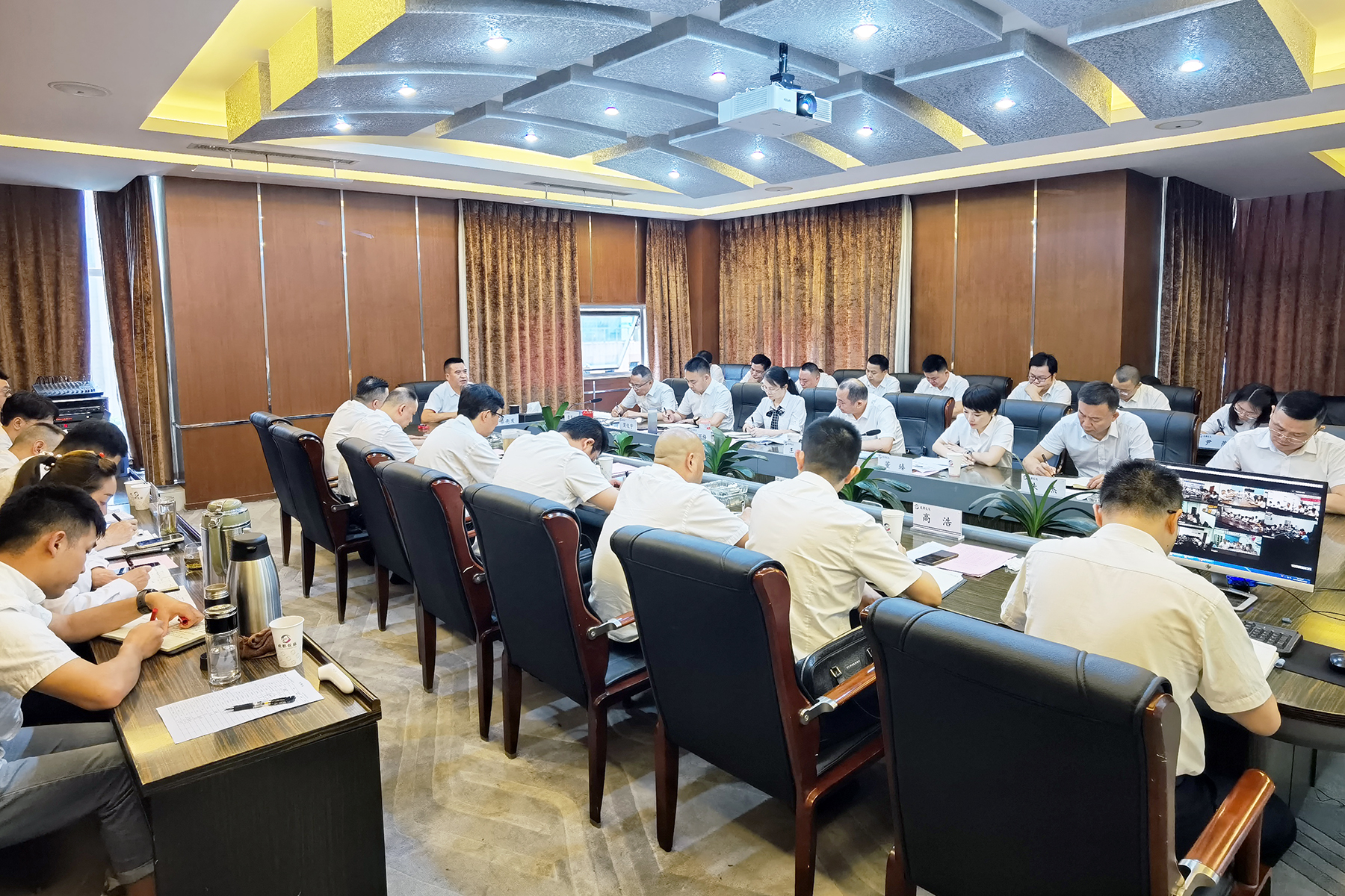 反躬自省，，，，，，，履践致远；；；；；；实干笃行，，，，，，，砥砺奋进——腾博汇游戏官方网站长运召开2022年半年岁情总结会