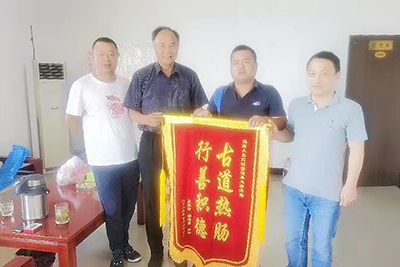 【最美运业人】寻得“救命恩人”，，，，，，古稀老人激动送锦旗