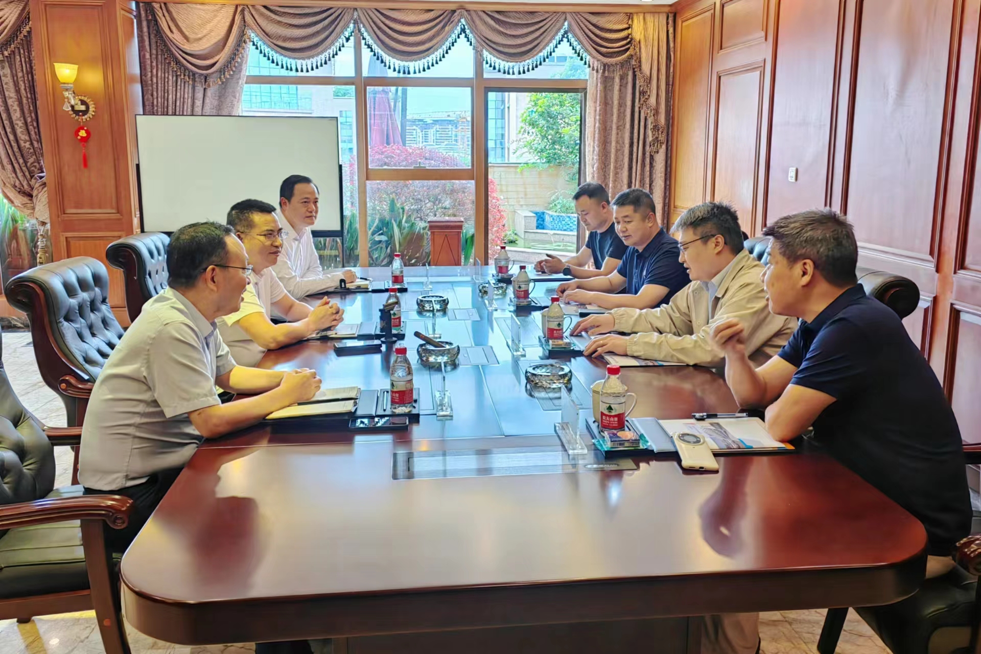 春风柳汽乘用车销售公司总司理吕峰一行到腾博汇游戏官方网站运业交流座谈