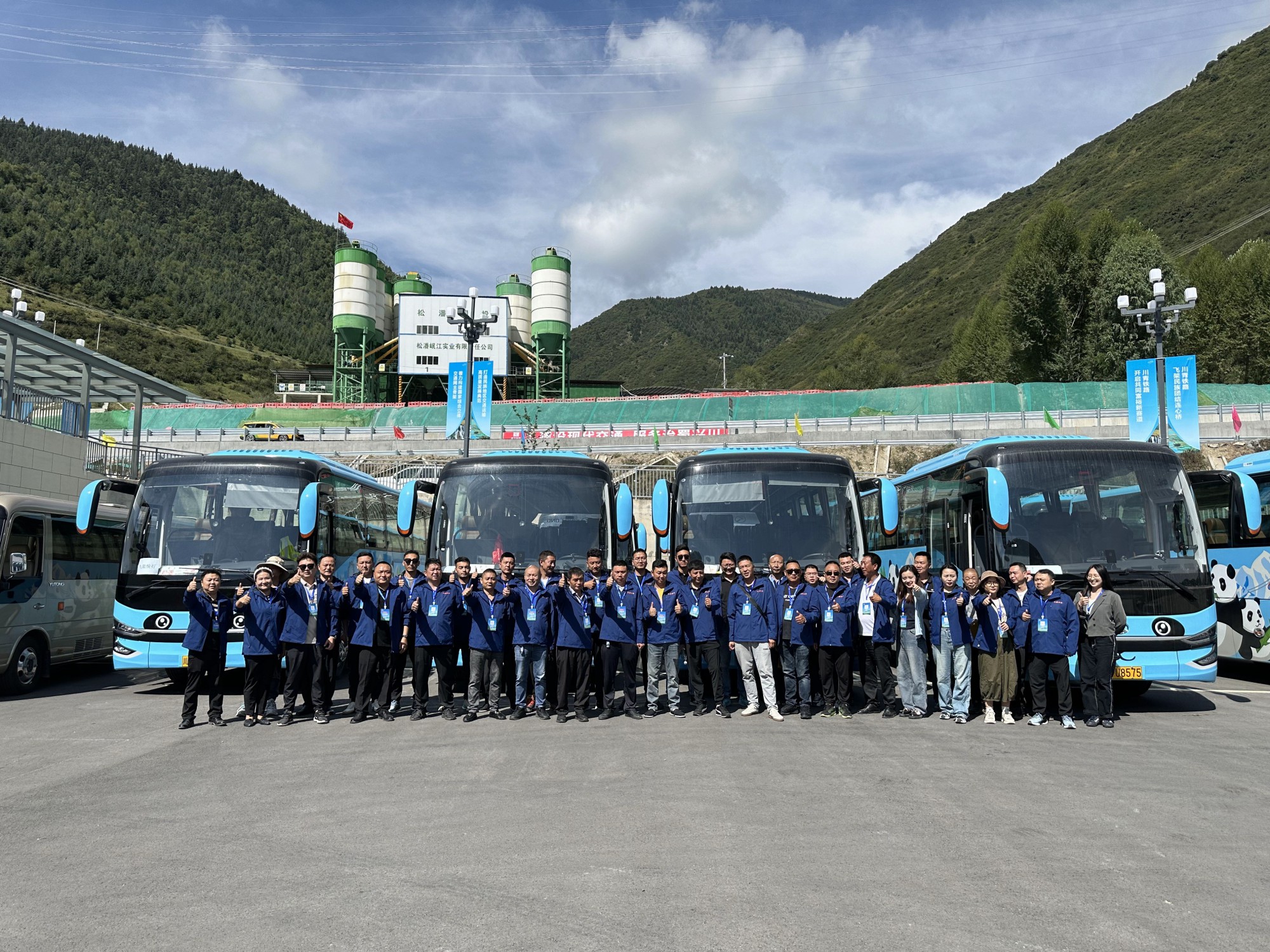 团队同心又启航，，，，，，，，携手共筑新梦想——腾博汇游戏官方网站运业九寨结构交通接驳项目乐成落地