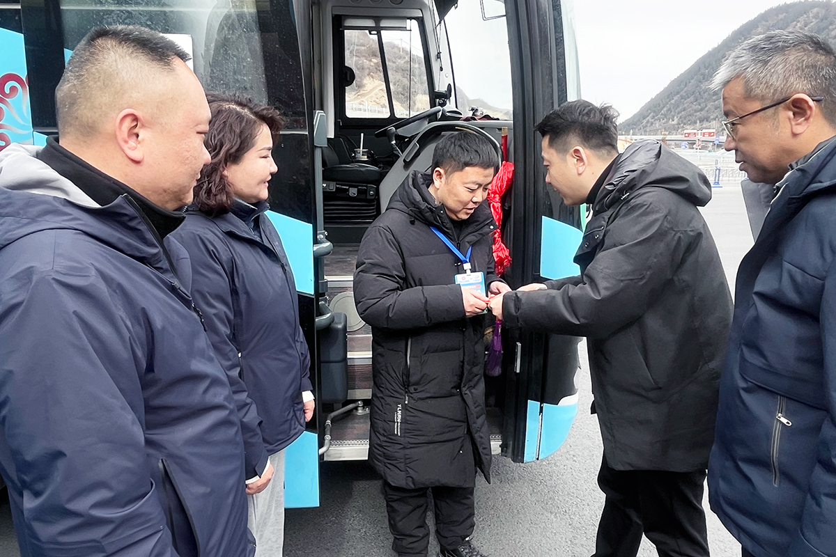 职工眷注活动一直，，，，，，，一连开展新春慰问