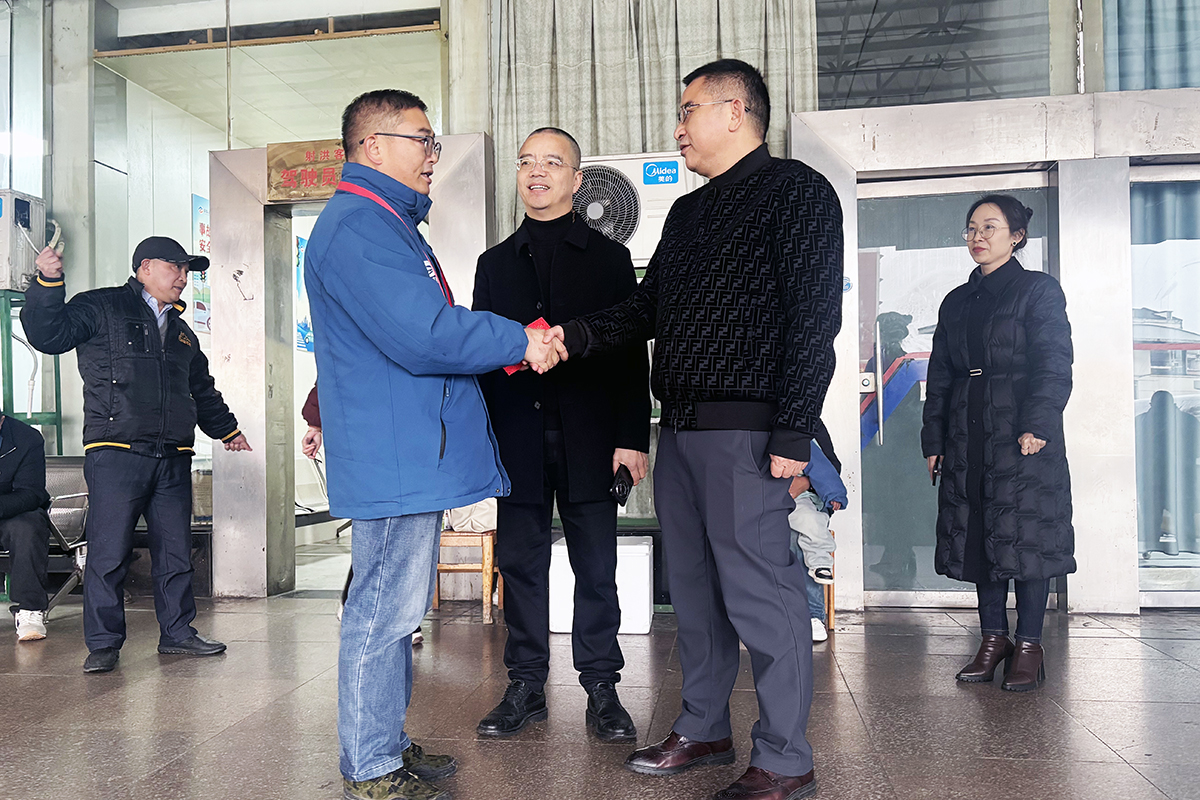 腾博汇游戏官方网站运业党委书记、总司理蔡亮发深入一线慰问难题职工