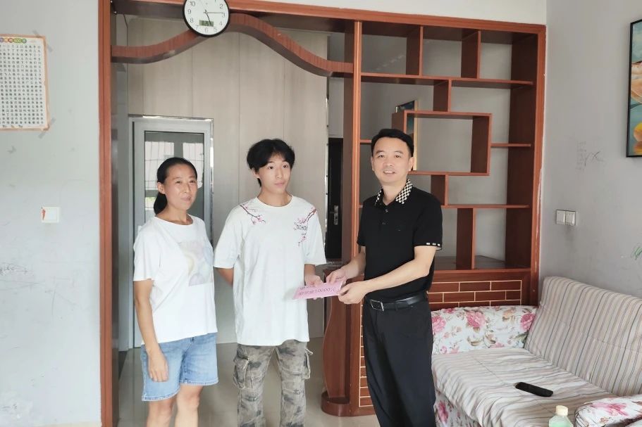 情暖金秋十三载 爱心助学显继续